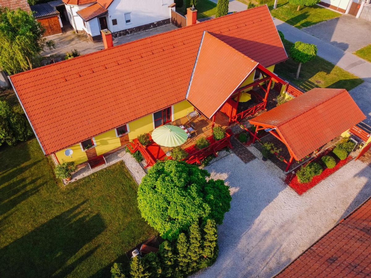 Sára-Lux Apartman Nyarliget Esterno foto