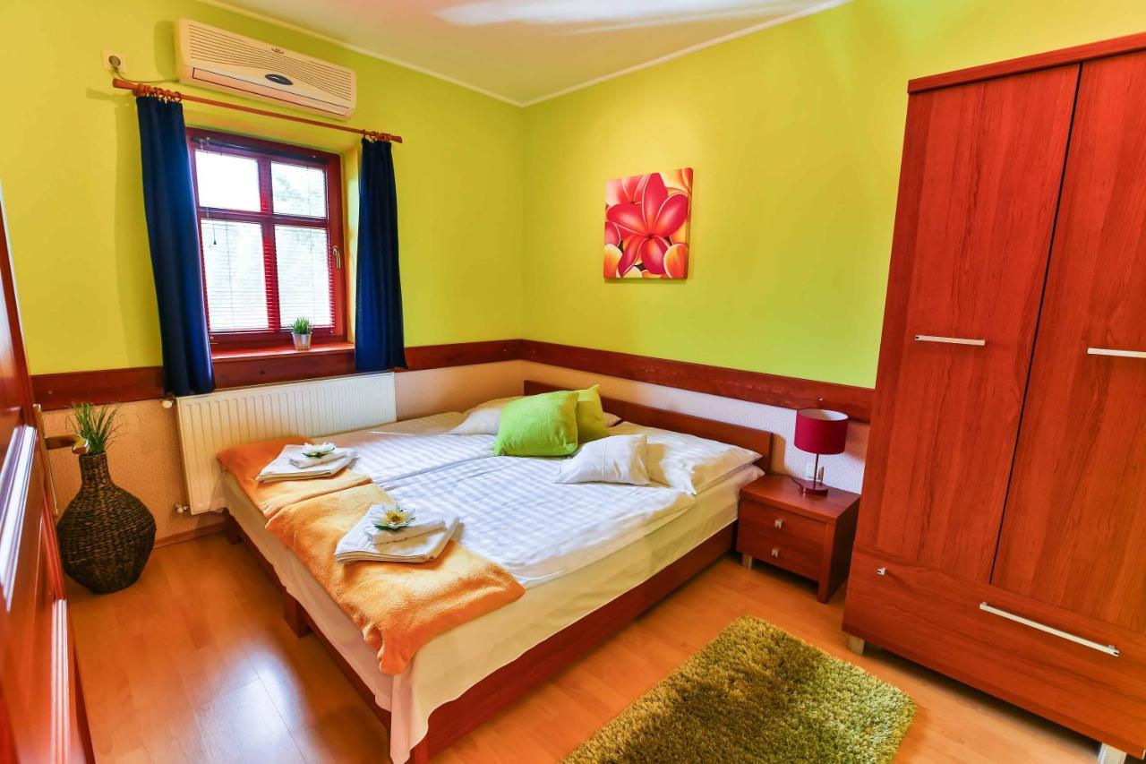 Sára-Lux Apartman Nyarliget Esterno foto