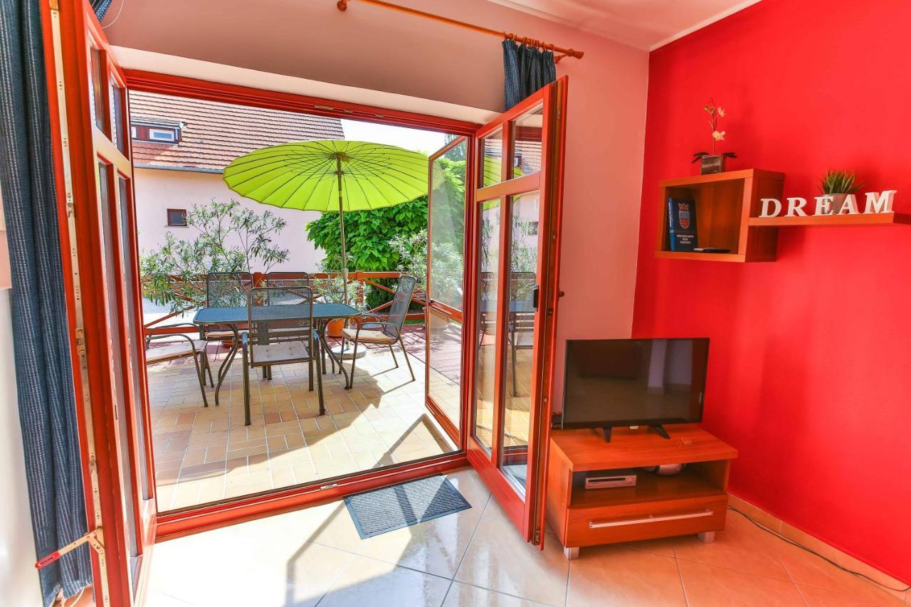 Sára-Lux Apartman Nyarliget Esterno foto